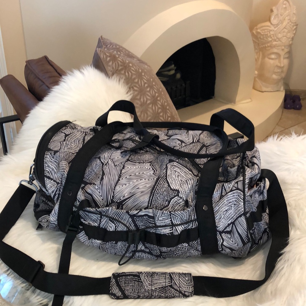 LULULEMON RUNWAY DUFFEL GYM BAG BLACK & WHITE